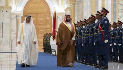 El príncipe saudí Mohammed bin Salmán (derecha) pasa revista a la guardia de honor en su visita a Abu Dhabi el 27 de noviembre.