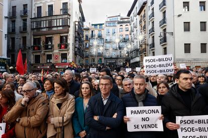 El líder del Partido Popular, Alberto Núñez Feijóo, junto a la secretaria general del partido, Cuca Gamarra en la concentración "Pamplona no se vende", del pasado domingo en Pamplona.