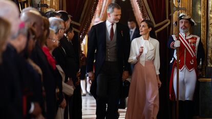 Los Reyes entran al salón del trono en la recepción al cuerpo diplomático celebrada en el Palacio Real.