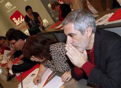 Gaspar Llamazares, en primer plano, ayer durante la reunión del Consejo Político de IU.