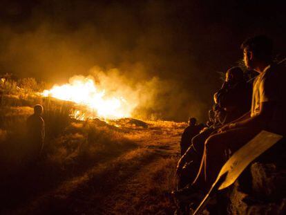 Un grupo de vecinos se enfrenta a las llamas del gran incendio de Cualedro en 2015 para evitar que el fuego alcance su aldea.