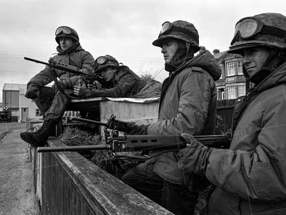 Soldados argentinos en posición de guardia. Entre las imágenes distribuidas por Télam, prácticamente no hay escenas de guerra ni de situaciones violentas.