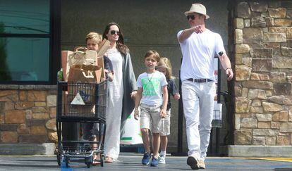Una de las últimas imágenes de Angelina Jolie, Brad Pitt con tres de sus hijos.
