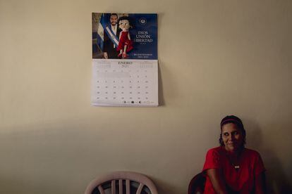 Un calendario de Nayib Bukele en una casa de San Salvador, el 23 de febrero de 2021.