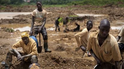 Un grupo de buscadores de oro ilegales, en el sur de Ghana.