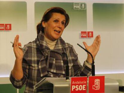 La presidenta del PSOE andaluz, Rosa Torres, esta mañana en la sede de su partido.