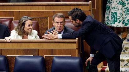 Borja Sémper conversa con Alberto Núñez Feijoo y Cuca Gamarra en el pleno en el que se debatió el uso de las lenguas cooficiales en el Congreso.