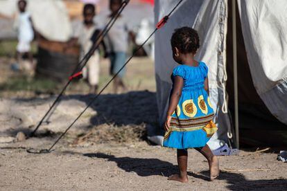 Cientos de niños y niñas viven en campamentos para desplazados en la ciudad de Beira, en Mozambique. También se ha identificado un repunte de casos de malaria en el interior del país, en la provincia de Manica. Esta enfermedad es la principal causa de menores de cinco años en el país.