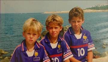 Kylian, Thorgan y Eden Hazard vestidos con la camiseta de Francia. 