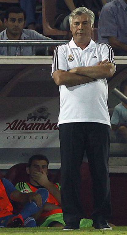 Ancelotti, con Casillas detr&aacute;s, en el banquillo.