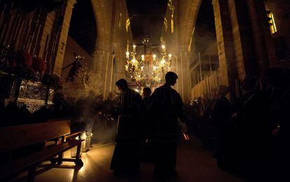 La muy Humilde y Antigua Hermandad Sacramental del Santísimo Cristo del Remedio de Ánimas se dispone a salir del templo de San Lorenzo Mártir para procesionar en la noche de Lunes Santo por las calles de Córdoba, 25 de marzo de 2013.