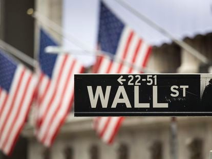 Un letrero de Wall Street, junto a la Bolsa de Nueva York.