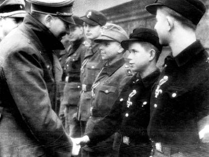 Adolf Hitler saluda a unos ni&ntilde;os soldado el 19 de marzo de 1945, en la que es la &uacute;ltima foto que AP distribuy&oacute; del dictador antes de que este se sucidara pocas semanas despu&eacute;s. 