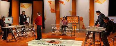 Instantes previos a la grabación de debate emitido ayer en Canal <i>2</i> Andalucía, celebrado en una productora sevillana.
