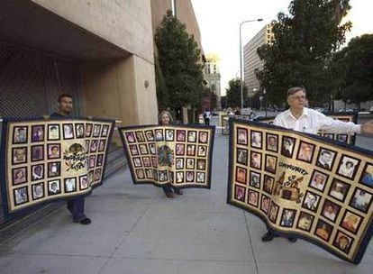 Miembros de la Red de Supervivientes de Abusos de Sacerdotes se manifiestan en Los Ángeles en 2006.