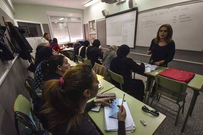 Mujeres aprenden español en Ceuta en la asociación Digmun.