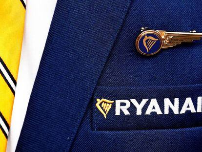 Imagen del uniforme de un tripulante de cabina de Ryanair.