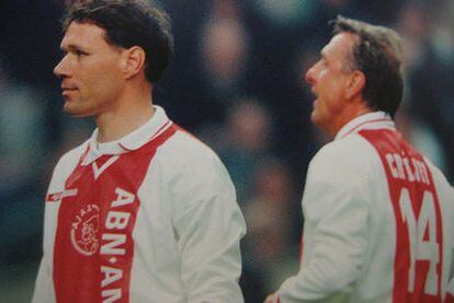 Van Basten y Cruyff, vistiendo la camiseta del Ajax, en una fotografía que preside el Museo del club holandés