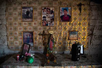 Altar en honor a Osmar Neftaly Miranda, uno de los 19 migrantes asesinados en Camargo, Tamaulipas.