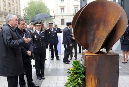 Escultura en recuerdo de los 184 policías muertos en acto de servicio