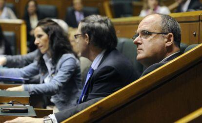 Joseba Egibar, presidente del GBB, primero a la derecha durante el pleno de ayer en el Parlamento vasco.