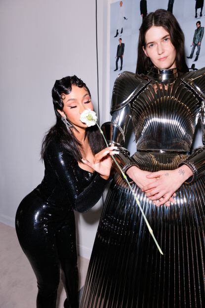 The singer Cardi B together with the artist Eliza Douglas, who paraded in the Balenciaga 'show' in the week of haute couture in Paris.
