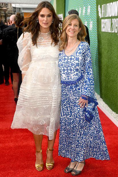 Kiera Knightley y Katharine Gun posan en la ‘premiere’ europea del filme.