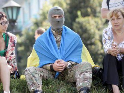 Un miembro del batall&oacute;n de voluntarios Azov, durante una ceremonia de despedida de soldados en Kiev. 
