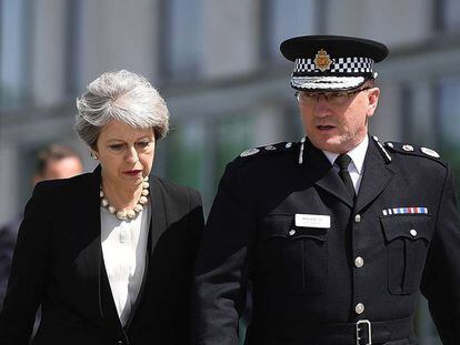 Theresa May junto al responsable policial del Gran Mánchester, Ian Hopkins, este martes.