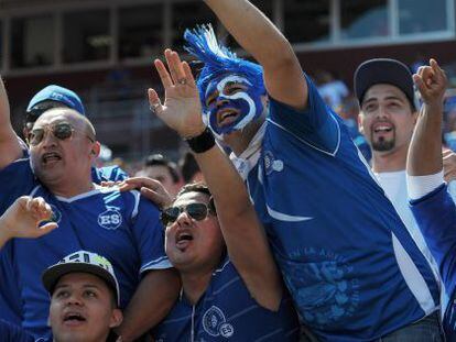 Seguidores de El Salvador animan en el duelo ante Espa&ntilde;a.