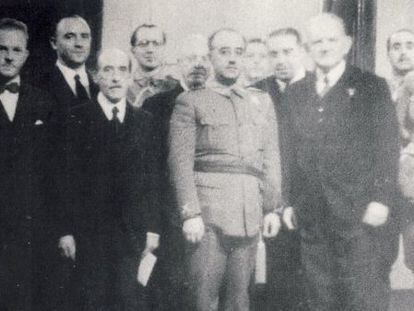 Franco con varios alemanes. El segundo por la izquierda es Bernhardt.