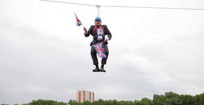 Boris Johnson, colgado de un cable durante un acto de promoción de los Juegos Olímpicos de Londres en el parque Victoria, en 2012. El actual primer ministro fue alcalde de Londres de 2008 a 2016.