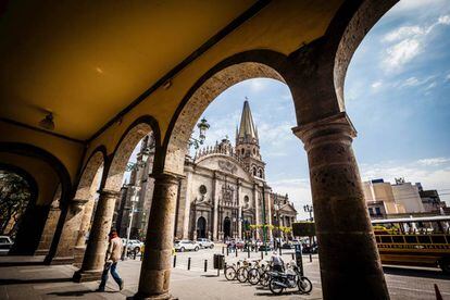 Soportales en la plaza Guadalajara. Al fondo, la catedral de Guadalajara, en Jalisco (México). 