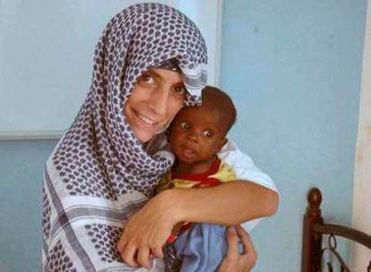 La enfermera argentina Pilar Bauza, con un niño somalí, en una imagen tomada este año.