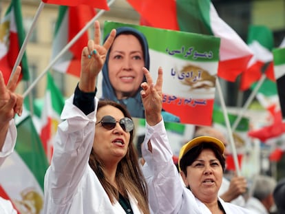 Cartel con la imagen de Maryam Rajavi, líder del Consejo Nacional de Resistencia de Irán, en  una protesta contra la pena de muerte en Irán, en Berlín, el 17 de septiembre de 2020.