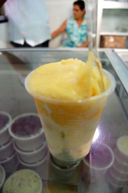 El helado se sirve en vaso desechable o en galleta.