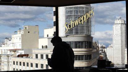 Luminoso de Schweppes en la Gran V&iacute;a de Madrid.