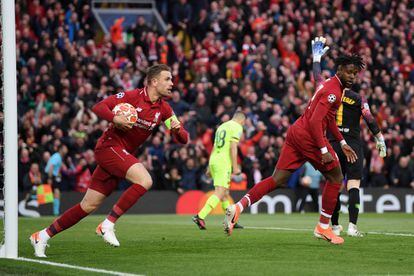 El jugador del Liverpool, Jordan Henderson, saca rápido el balón de la portería tras el gol de su compañero Origi.