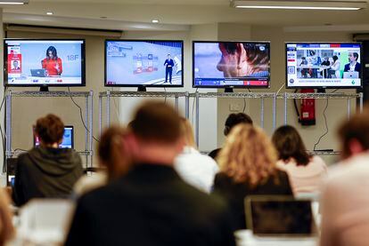 Several journalists follow the Galician election night from the national headquarters of the PP, in Madrid.