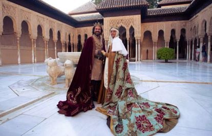 Rodolfo Sancho y Michelle Jenner, durante el rodaje de 'Isabel' en la Alhambra de Granada.