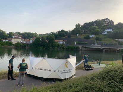 Efectivos de la Guardia Civil junto al río Bidasoa, en Irun (Gipuzkoa).