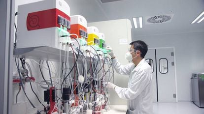 Tècnic d’Hipra, una empresa familiar especialitzada en investigació de vacunes animals situada a Amer (Girona), treballant amb bioreactors.