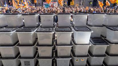 Urnas colocadas por la ANC en la Plaza de Sant Jaume, delante del Palau de la Generalitat, en 2022, coincidiendo con el quinto aniversario del referéndum del 1 de octubre de 2017.