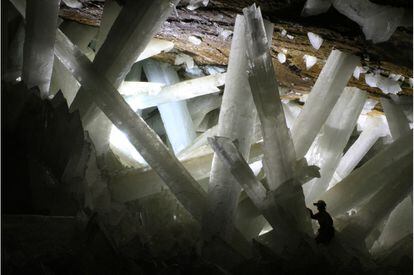 En las profundidades del desierto mexicano de Chihuahua, a 300 metros bajo tierra, se encuentra la Cueva de los Cristales de la mina de Naica, una inmensa geoda de selenita (una variedad de yeso translúcido) descubierta en el año 2000 con los mayores cristales naturales conocidos: de hasta 12 metros de largo y 55 toneladas de peso.