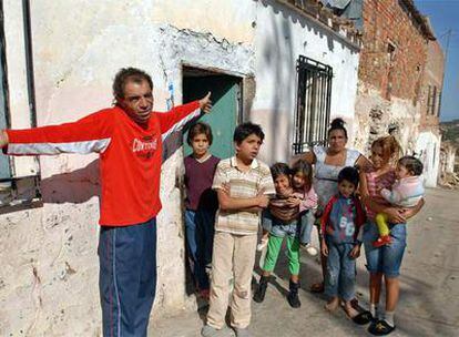José Escobedo, junto a su familia, ayer, en la puerta de su casa en Castellar.