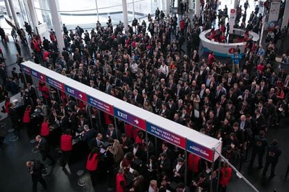 Congresistas acceden al recinto de Fira Barcelona durante el segundo día del MWC.