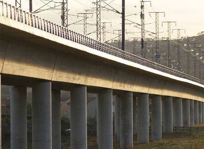 Viaducto de la línea del AVE en Santa Oliva, en El Vendrell (Tarragona).