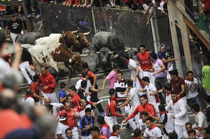 La manada de la ganadería de José Escolar Gil durante el tercer encierro de San Fermín 2016.