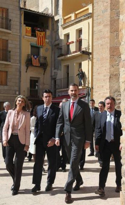 El Príncipe junto al ministro de Industria, José Manuel Soria, y la delegada del Gobierno, Maria de los Llanos de Luna, en Tremp.