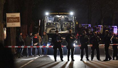 Un grupo de policías montan guardia frente al autobús atacado del Bortmund.